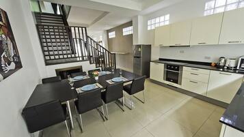 4-Bedroom Townhome | Dapur pribadi | Lemari es besar, microwave, oven, dan kompor
