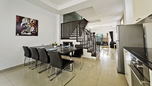 4-Bedroom Townhome | Ruokailu omassa huoneessa