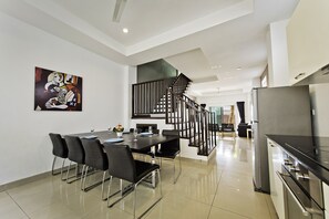 4-Bedroom Townhome | Essbereich im Zimmer