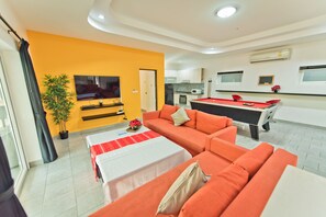 2-Bedroom Villa | 거실 | 평면 TV