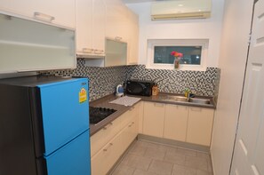 ดีลักซ์วิลล่า | ครัวส่วนตัว | ตู้เย็นขนาดใหญ่, ไมโครเวฟ, เตาประกอบอาหาร, กาต้มน้ำไฟฟ้า