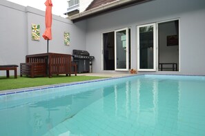 สระว่ายน้ำ