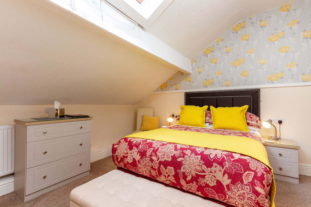 Deluxe Double Room, Ensuite | Egyptian cotton sheets, premium bedding, in-room safe, blackout drapes