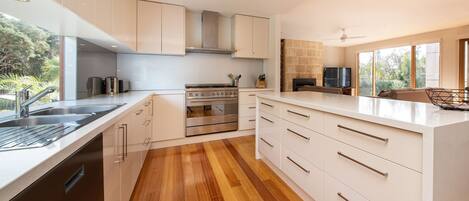 ثلاجة، ميكروويف، فرن، موقد طهي مسطح