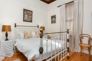 2 bedrooms, laptop workspace, iron/ironing board, free WiFi - Dove Street 8 (Cape Town)