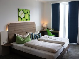 Double or Twin Room | Premium bedding, desk, laptop workspace, blackout drapes