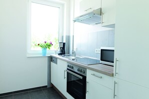 Grand réfrigérateur, micro-ondes, plaque de cuisson