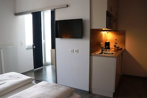 Double or Twin Room | Private kitchenette | Full-size fridge, microwave, stovetop, coffee/tea maker - Hotel M24 (Vechta)