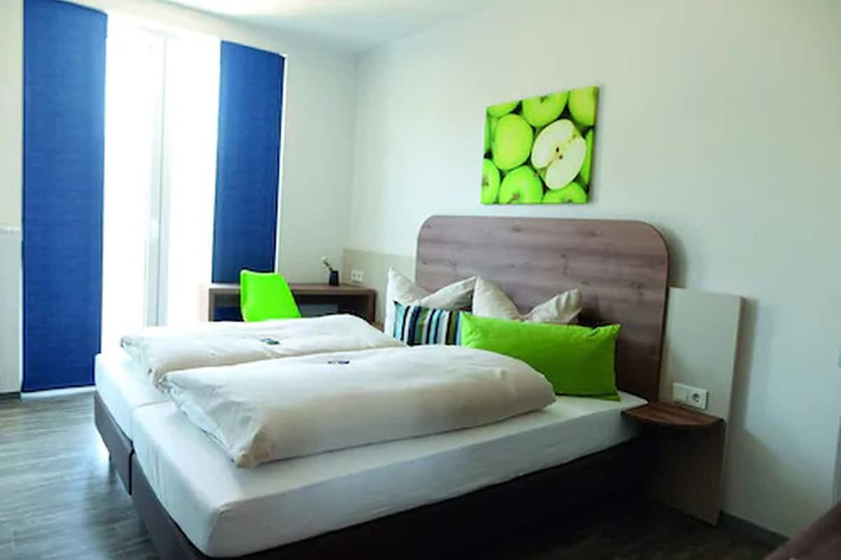 Habitación con 1 cama matrimonial o 2 individuales | Ropa de cama de alta calidad y escritorio