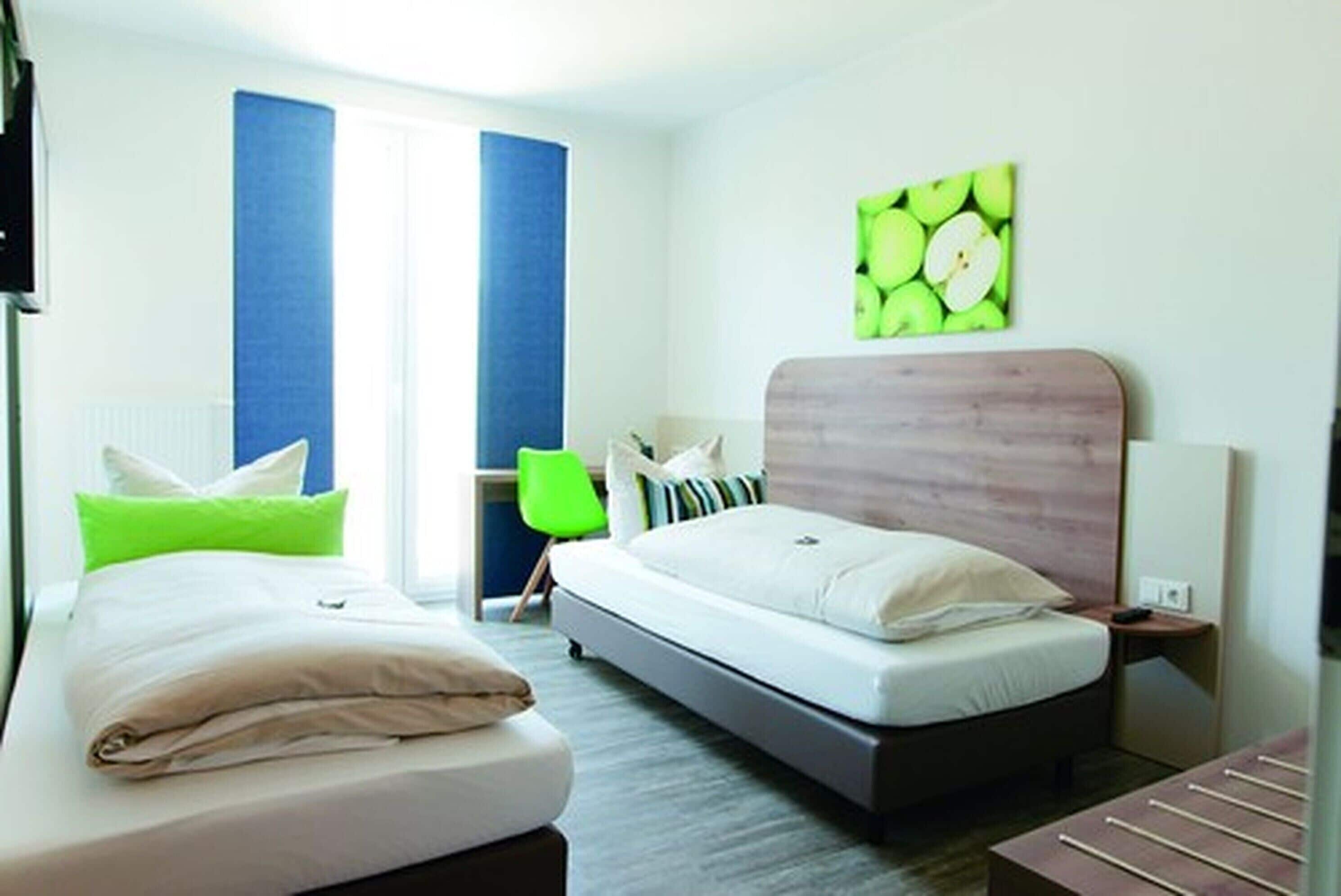 Kamer, 1 twee- of 2 eenpersoonsbedden | Luxe beddengoed, een bureau, een laptopwerkplek