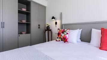 Double Room, Balcony | Hypo-allergenic bedding, in-room safe, individually decorated