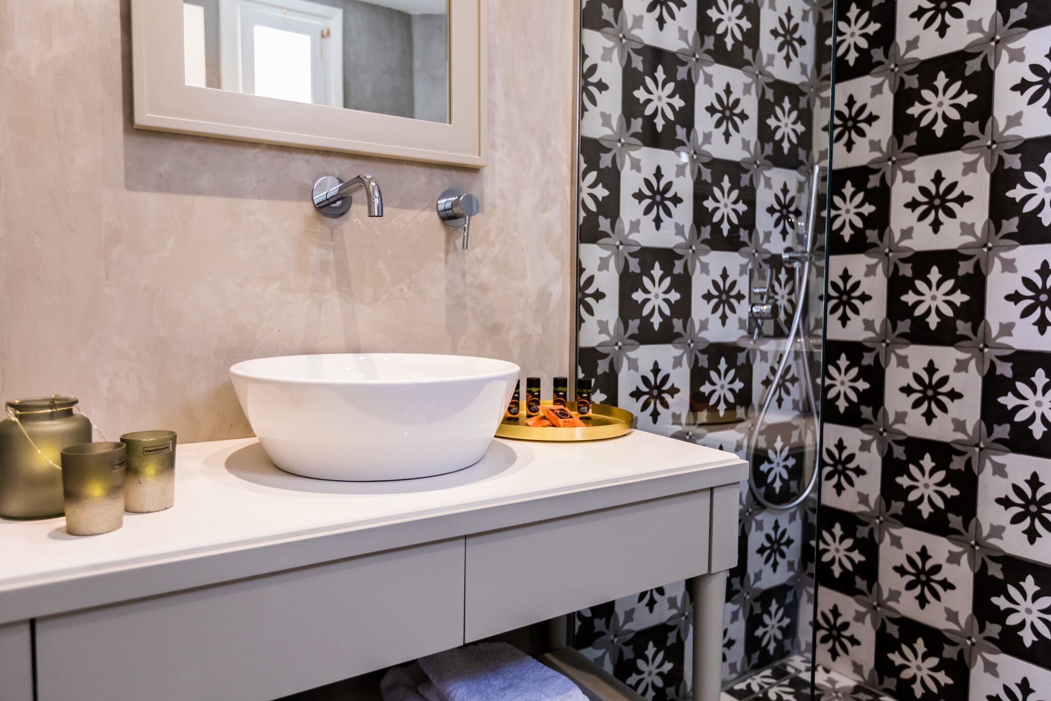 Een douche, een regendouche, gratis toiletartikelen, een haardroger