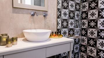 Een douche, een regendouche, gratis toiletartikelen, een haardroger