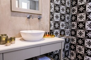 Shower, rainfall showerhead, free toiletries, hair dryer