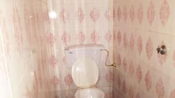 Single Room | Bathroom | Shower, rainfall showerhead, free toiletries, towels