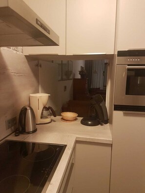 Appartement (2 floors) | Cuisine privée | Grand réfrigérateur, micro-ondes, four, cafetière/bouilloire