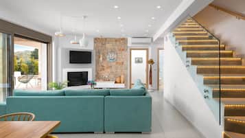 Vila, 3 quartos, piscina particular | Área de estar | TV de tela plana 40 polegadas com canais via satélite, TV, lareira