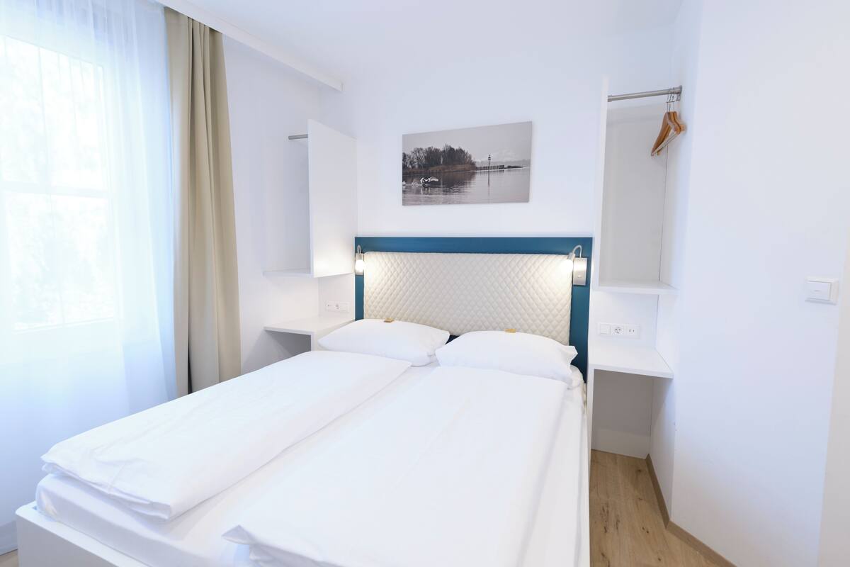 basic double room (klein) | minibar, individually decorated, individually furnished