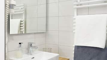 Basic Double Room (Klein) | Bathroom | Shower, hair dryer, towels, soap