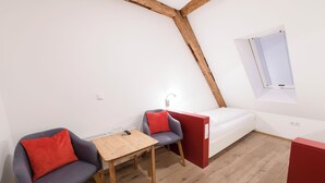 Habitación básica con 2 camas individuales | Minibar, tabla de planchar con plancha y wifi gratis 