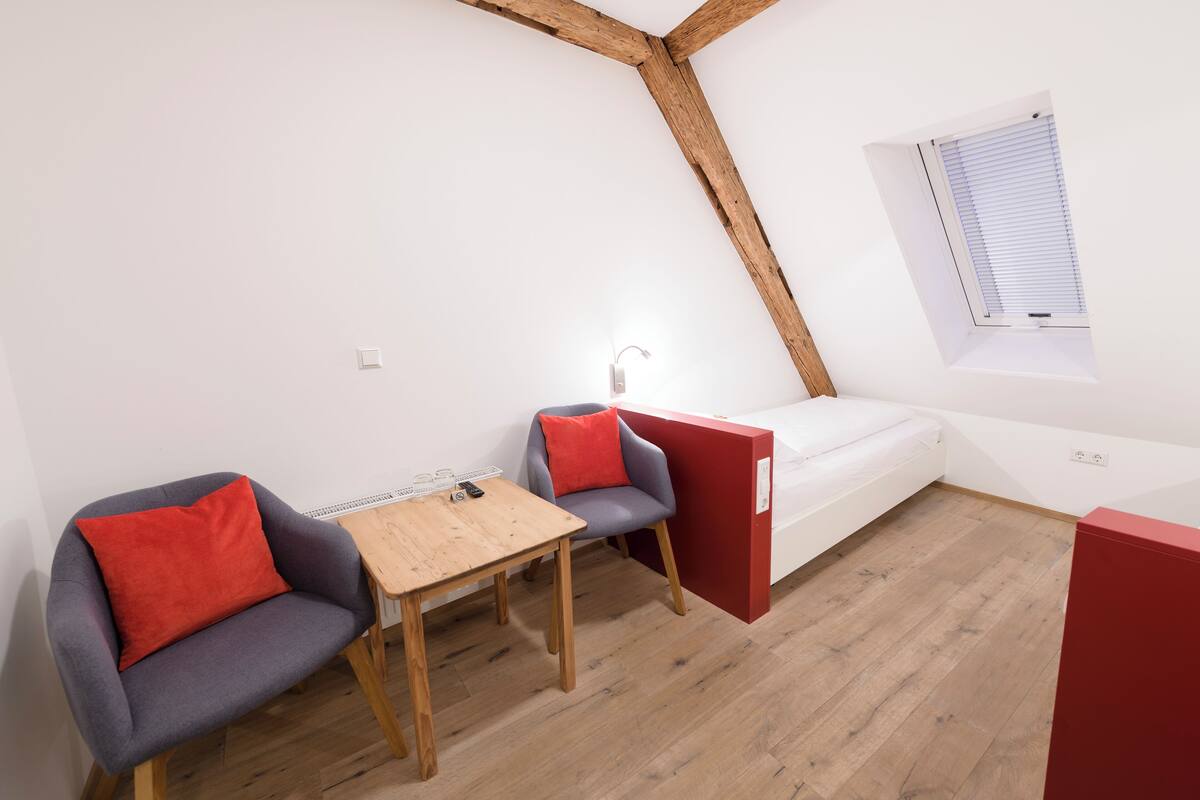 basic twin room | minibar, individually decorated, individually furnished