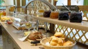 Una mesa de buffet con diversos alimentos y acompañamientos.