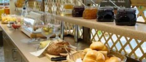 Daily buffet breakfast (EUR 8.5 per person)