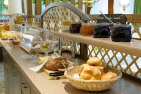 Se ofrece un desayuno bufé (8.5 EUR por persona). Hotel garni Viktoria