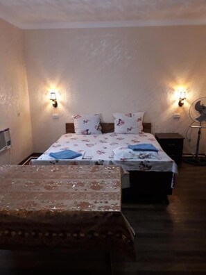 Kamar Double atau Twin Standar | Setrika/meja setrika dan Wi-Fi gratis