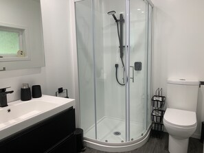 Douche, sèche-cheveux, serviettes fournies, savon