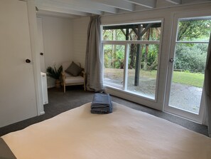 3 slaapkamers, een strijkplank/strijkijzer, gratis wifi, beddengoed