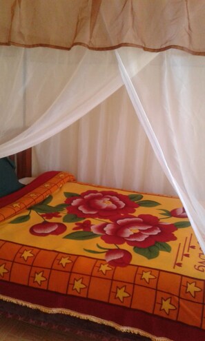 Desk, free WiFi, bed sheets