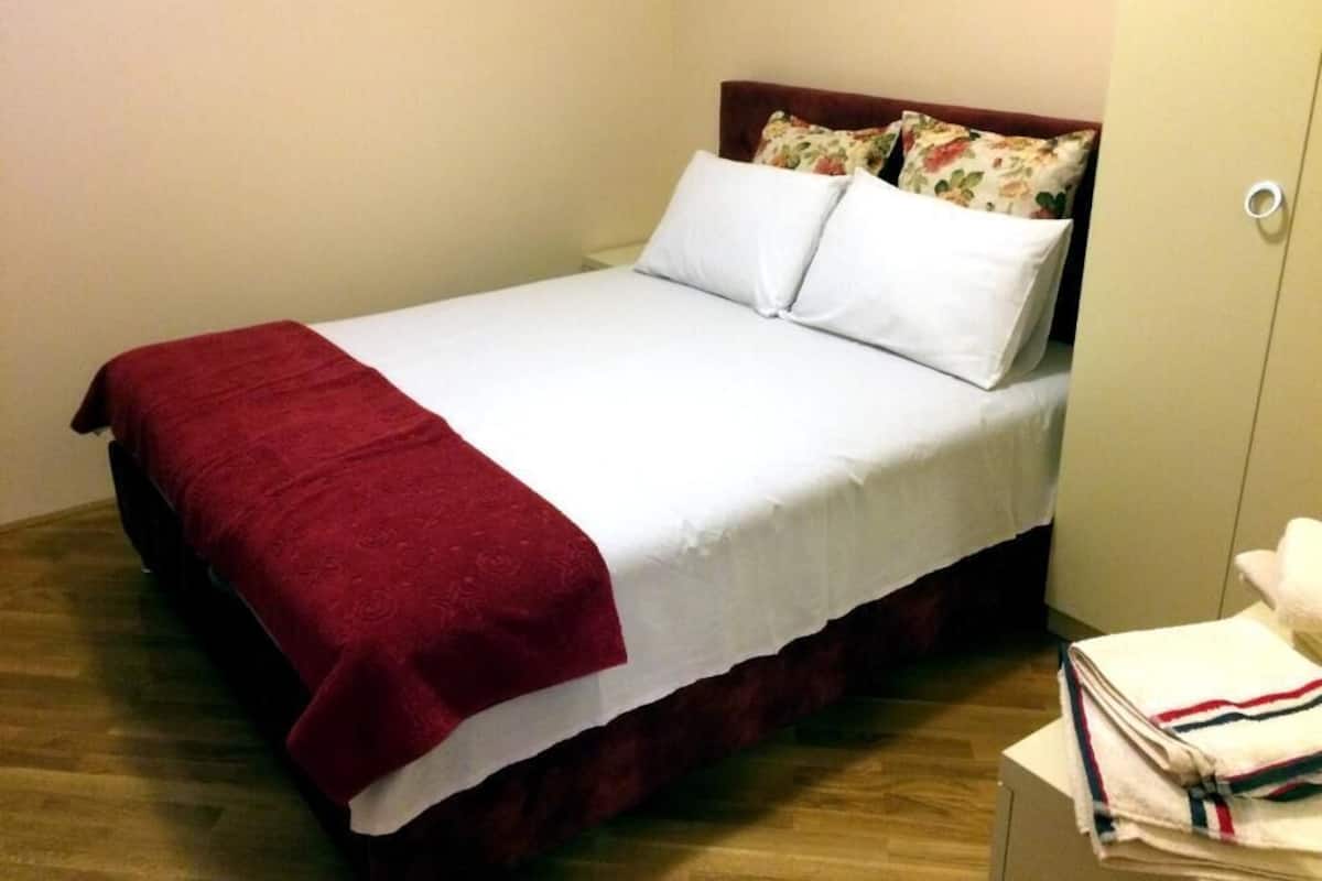 Departamento, vista al mar (Bella) | 1 habitación, tabla de planchar con plancha, wifi gratis y ropa de cama