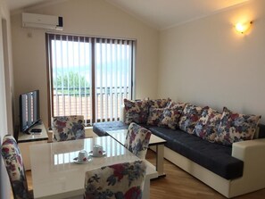 Apartment, Meerblick (Stella) | Wohnbereich | Flachbildfernseher