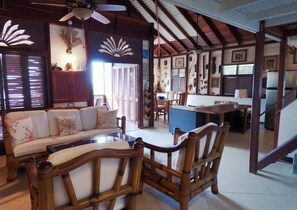 Fernseher, Bücher, Videothek, Stereoanlage