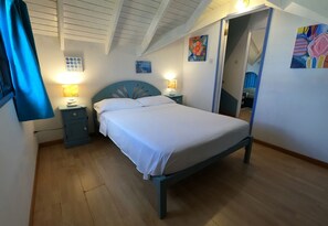 2 chambres, coffres-forts dans les chambres, fer et planche à repasser
