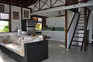 Fernseher, Bücher, Videothek, Stereoanlage