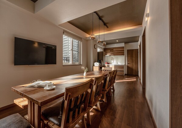 Suite superior, 4 habitaciones (Guesthouse Miidokoro 2) | Área de sala de estar | Televisión LCD de 50 pulgadas con canales digitales y televisión 