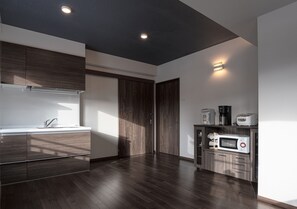 Departamento Deluxe (Guesthouse Miidokoro 3) | Cocina privada | Refrigerador con congelador, microondas y parrilla de estufa 