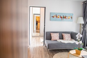 Apartamento conforto, 2 quartos | Área de estar | TV LED
