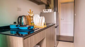Comfort Apartment, 1 Bedroom | Private kitchenette | Full-size fridge, microwave, stovetop, electric kettle