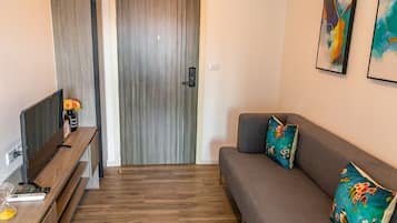 Comfort Apartment, 1 Bedroom | Living room | LED TV