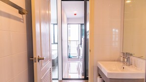 Une salle de bain moderne avec un lavabo, un miroir et du papier toilette.