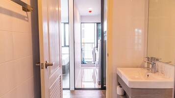 Comfort Apartment, 1 Bedroom | Bathroom | Shower, free toiletries, hair dryer, towels