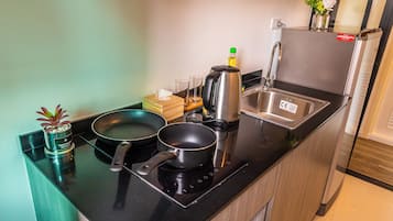 Comfort Apartment, 1 Bedroom | Private kitchenette | Full-sized fridge, microwave, stovetop, electric kettle