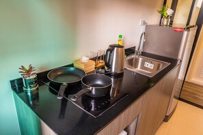 Apartamento conforto, 1 quarto | Cozinha americana privada | Geladeira grande, micro-ondas, cooktop, chaleira elétrica