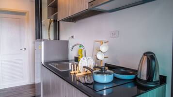 Comfort Apartment, 1 Bedroom | Private kitchenette | Full-size fridge, microwave, stovetop, electric kettle