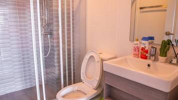 Comfort Apartment, 1 Bedroom | Bathroom | Shower, free toiletries, hair dryer, towels