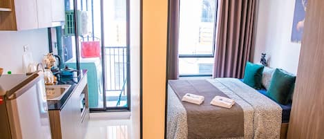 1 bedroom, blackout curtains, free WiFi, bed sheets