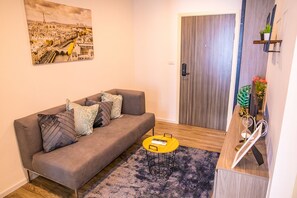 Comfort Apartment, 1 Bedroom | Ruang tamu | TV LED